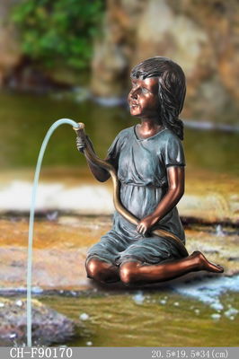 Fuente de agua de la muchacha de Littele Spitters con la bomba proveedor