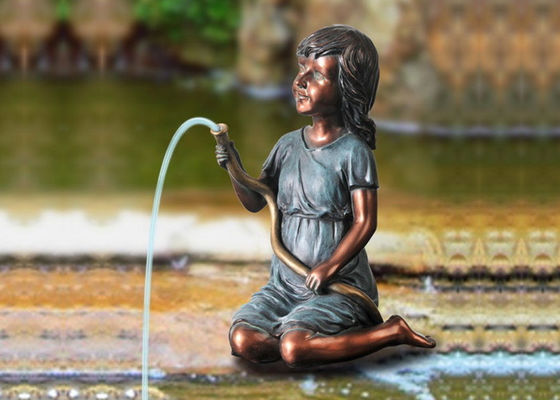 Fuente de agua de la muchacha de Littele Spitters con la bomba proveedor